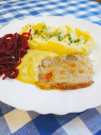 pečená vepřová plec špikovaná karotkou a řapíkatým celerem s cizrnovou pěnou, bramborová kaše, červená řepa